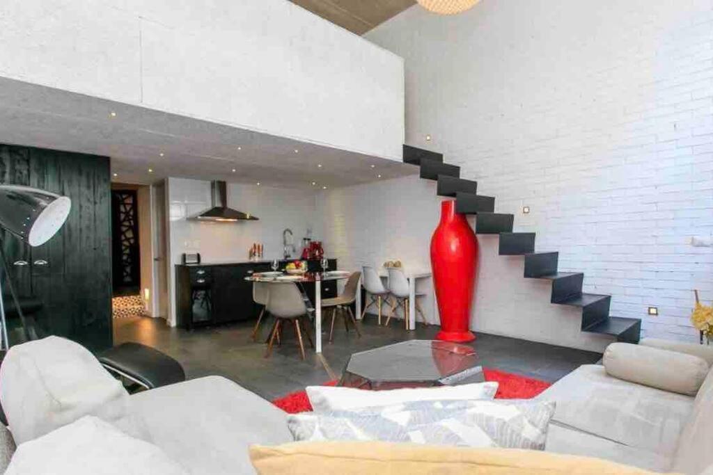 Amazing Loft With Great Location! *